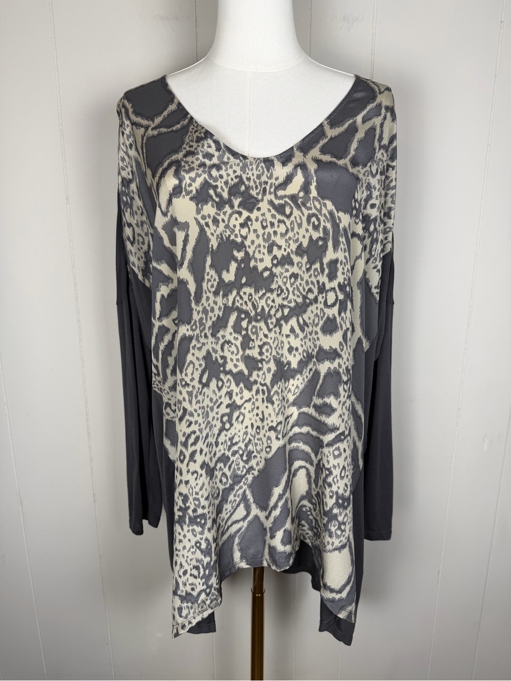 Biya V-Neck Flowy Modal Tunic Top Animal Abstract Print Size Large